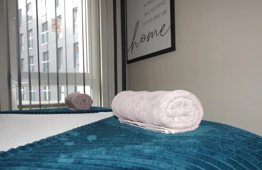 2Bed 2Bath Apartment Nr Old Trafford Parking-1