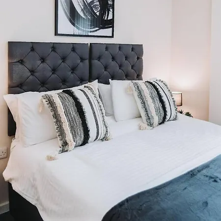 2Bed 2Bath Apartment Nr Old Trafford Parking-2